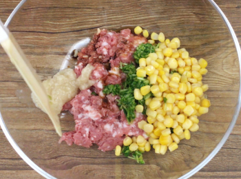 step4: 放入喜愛材料及<span class="group_2">醃料</span>均勻。