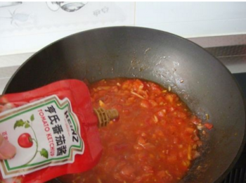 step8: 放入亨氏蕃茄醬，翻炒均勻