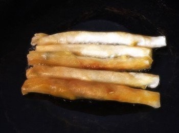 step4: 大火起油鍋，待油已熱轉為小火，放入春卷煎成兩面金黃色後，用吸油紙吸去多餘的油份，然後上碟。