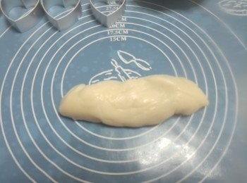 step6: 粉團攤至微暖，用膠刀移到掃上薄油的檯上切成小份 (要用膠手套及抹小量油防黏)