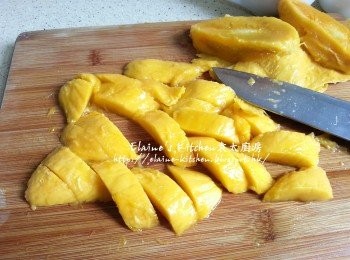step7: 炆雞期間將芒果去皮去核 , 芒果肉切件