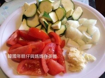 step1: 蒜粒切蓉，洋蔥、蕃茄和翠玉瓜隨個人喜好切細或大片待用。