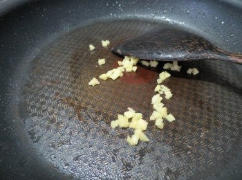 step4: 用少許油起鑊,先爆香薑米