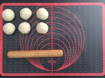 step1: 將<span class="group_1">麵團</span>揉勻至3光 醒麵鬆弛10分後 分成6個小<span class="group_1">麵團</span> 用保鮮膜蓋著 再放置30分鐘