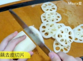 step1: 蓮藕洗淨，去皮切片。蝦米浸軟切粒。