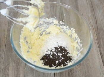 step2: 篩入麵粉、泡打粉和伯爵茶葉，拌勻