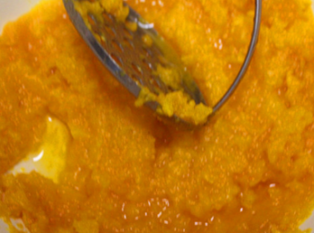 step3: 再把熟了的南瓜搗爛成泥。