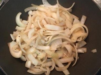 step4: 原鍋入洋蔥炒香炒軟。