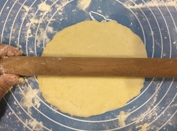 step4: 將每個小麵團用棒壓平一點以排氣