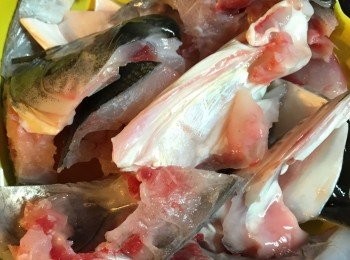 step1: 魚頭洗淨用廚紙吸乾水, 加<span class="group_2">醬料</span>混和醃魚頭二十分鐘,  放所有材料在多功能電熱盤內, 蓋上蓋用中火煮15分鐘, 開蓋後可繼續轉低火全程保溫