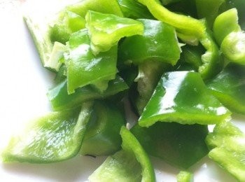 step3: 青椒切塊。