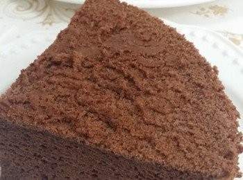 step1: 蛋黃先行攪散,再順序遂一加入其他材料混合攪拌均勻, 最後篩入麵粉、可可粉及泡打粉拌勻