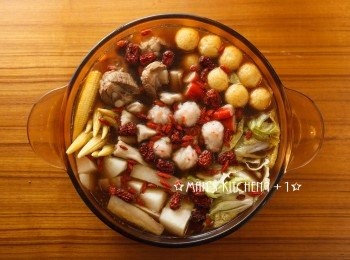 step4: 最後將火鍋的<span class="group_2">配料</span>放入鍋內煮熟就完成了。