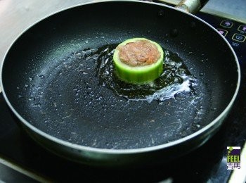 step4: 燒紅鑊，下油，放入節瓜煎香兩面至金黃色，鋪於碟上備用。