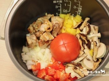 step4: 以整顆番茄為中心，將材料鋪在白米上。