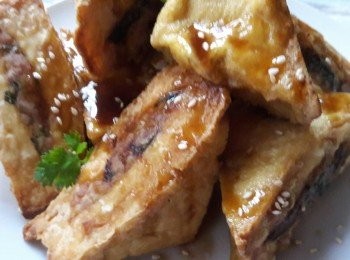 step10: 鍋子中加入芡汁，即可倒入油豆腐，等芡汁煮滾後，再煮十分鐘，直至油豆腐吸收芡汁即可