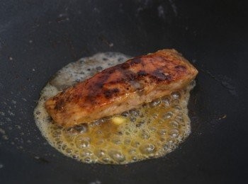 step5: 用紙巾抹走鑊中多餘的脂肪，加入1湯匙白酒或味琳和牛油。