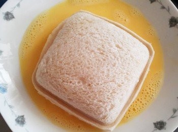 step4: 蛋打成蛋液加入牛奶拌成奶蛋液 做好的吐司和兩面沾上奶蛋液備用