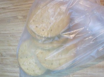 step2: － 消化餅用膠袋入好，擀碎後加入果仁碎發抹茶粉拌勻
＊ 果仁碎你可以買現成的，老娘是把榛子烘焙後用攪拌機攪碎的