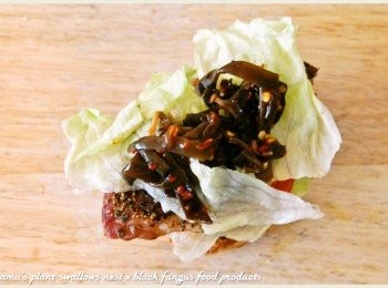 step5: 將烤熟的里肌肉片放入，並放上些許萵苣葉與紅椒麻辣黑菇醬，蓋上餐包即可。