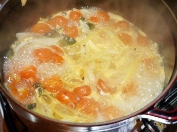 step2: 大火煮沸後，轉中小火煮約12分鐘，間中攪拌以防黏底