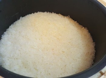 step4: 按動電飯煲將糯米煲熟。