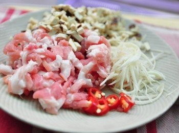 step4: 另外準備五花肉絲、五香豆乾末、嫩薑絲、辣椒片