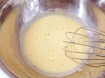 step2: 蛋加入砂糖後用打蛋器打發,攪拌至蛋液呈現淡黃色即可, 約打個3分鐘.