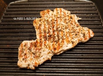 step3: 下鍋油煎至豬肉8~9分熟後起鍋，稍微靜至讓餘溫將肉悶熟後就完成了。