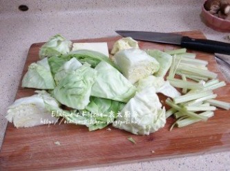 step3: 椰菜洗淨切大片 , 芹菜莖切段 , 芹菜葉留起裝飾