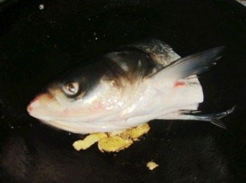 step2: 熱油鍋，爆香薑片，然後加入魚頭，煎至金黃