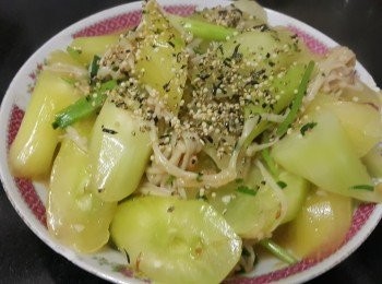 step9: 香蒜蠔油金菇炒萵笋

材料：

萵笋 1100克
金菇 200克
乾蔥 少許 (切碎)
蒜頭 少許 (切碎)
金蒜 少許(可再超市買現成樽裝蒜粒)
薑片 2片(切絲)
糖 少許
雞粉 1茶匙
胡椒粉 少許
麻油 少許
瑤柱蠔油 1湯匙
生粉 少許
芝麻 少許

做法 :

將金菇出水去除多餘水份備用,避免烹煮過程出現太多水份,萵笋去皮及切去最尾約1寸,先爆香乾蔥,蒜頭,薑絲爆少萵笋,少少糖,雞粉,胡椒粉,加約半碗水煮滾,再將金菇回鑊加入蠔油, 金蒜炒至少少收汁,少少生粉水麻油埋芡上碟,再撒上少少芝麻 ,