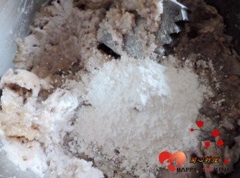 step3: 取出加糖壓成泥拌勻再加地瓜粉捏成片狀