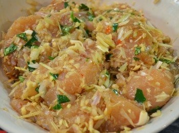 step2: 雞柳肉洗淨抹乾水分放入盆中，加入打碎的香料和所有醃料抓勻，放入雪櫃醃至少2小時或醃一晚。