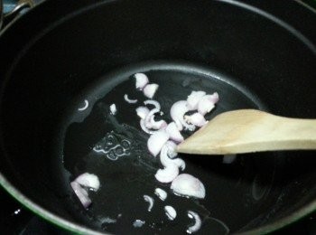 step10: 落2湯匙油起鑊,油熱轉慢火先爆香乾蔥絲