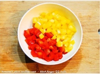 step3: 將冰鎮後的甜椒，分別各切成塊狀後，放入碗中備用。