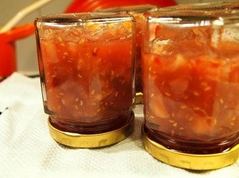 step8: 趁果醬還是高於50度，立即盛到玻璃瓶中，關好蓋子倒放便可形成真空效果，再涼一些便可正常直立的放到雪櫃中。