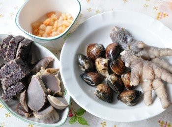 step2: 再將<span class="group_1">食材</span>洗淨備齊，干貝及蝦米加點米酒泡軟化