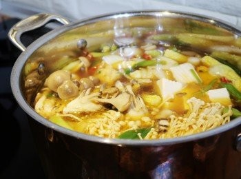 step7: 濃郁香醇的口感真的會讓人多扒一碗飯，
比起我們熟知的三杯雞更是毫不遜色喔。
待乾料吃完利用剩下鍋底，
依喜好隨意加上喜歡的各類蔬菜ˊ火鍋料ˊ高湯...等。
就成了美味溫暖身心鍋物，
乾濕都好吃也讓人回味，趕緊試試吧~