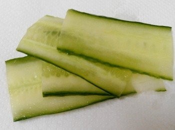 step2: 黃瓜用水果削刀削成片備用。