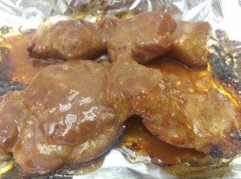 step3: 焗製15分鐘後從焗爐攞出, 將餘下的<span class="group_2">醃料</span>倒入盤內, <span class="group_2">醃料</span>需搽混梅頭肉之後反面再焗。