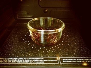 step3: 以強微波加熱30-50秒!!視個人的微波強度調整時間喔~~只要融化軟糖就可以!!