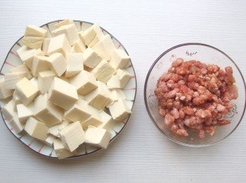 step2: 豆腐切丁,豬絞肉先用一點醬油及胡椒粉和芝麻香油醃製入味。
