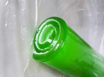 step5: 之後...就可以放回雪櫃雪至凝固..... 凝固後...取出...快手捲起...