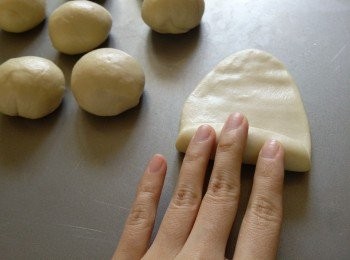 step7: 卷起成圆筒状。