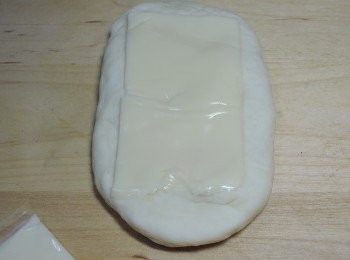 step4: 麵糰醒好後，桿成長條，放上半片起司