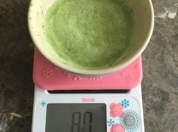 step4: 壓出來的班蘭汁可能會有多，就從中取出 80g 的班蘭汁備用