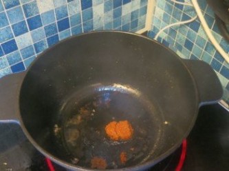 step12: － 原鍋下點油，下咖喱醬炒香
   （建議猜口罩，味道超嗆的！！！）