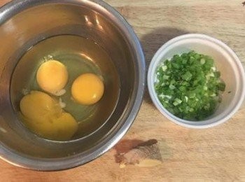 step1: 蔥用可飲用水洗淨後擦乾切花備用，薑切略有厚度的片狀，蛋加調味料打散。