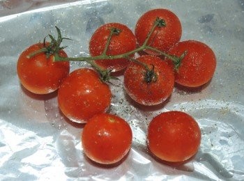 step5: 車厘茄在上面撒少許鹽，黑胡椒碎和橄欖油。